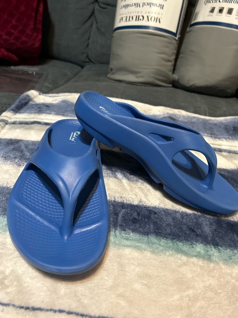 Blue Women's Foam Thong Sandals - Neutral Brand
Size 6